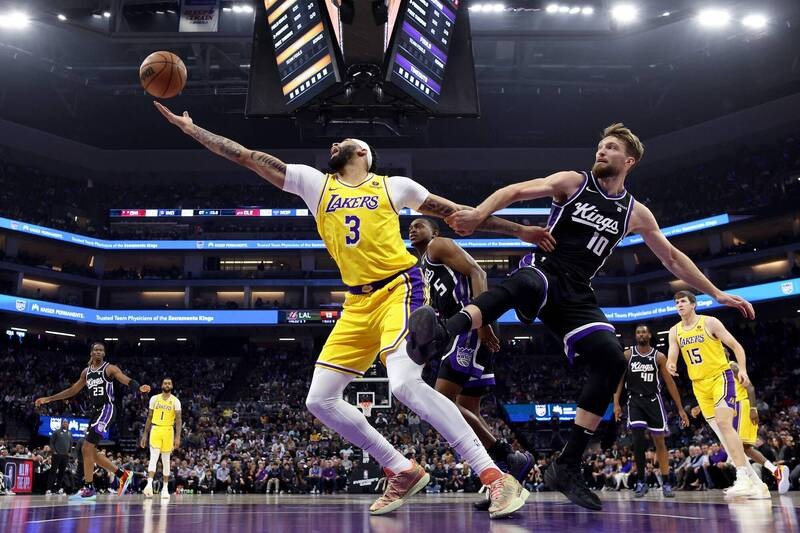 Davis Frustrated by Sabonis Dominance: Lakers’ 10-Game Woe